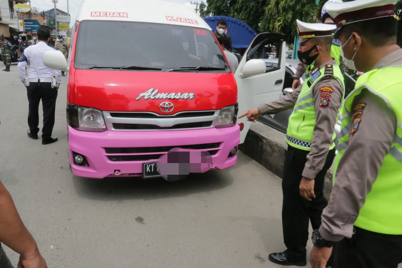 Petugas Menghentikan Belasan Kendaraan Berplat Luar DaerahÂ  Memasuki Kota Medan