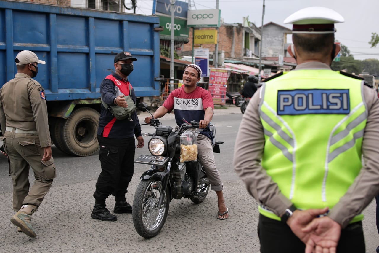 Petugas Penyekatan Putar Balikan Pengendara yang Tolak Swab Antigen