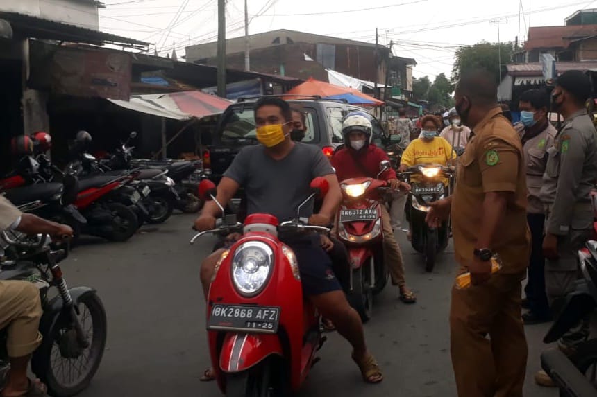 Petugas Satgas Covid-19 Â Patroli Prokes dan Pengawasan PPKM Mikro di Kecamatan Medan Timur