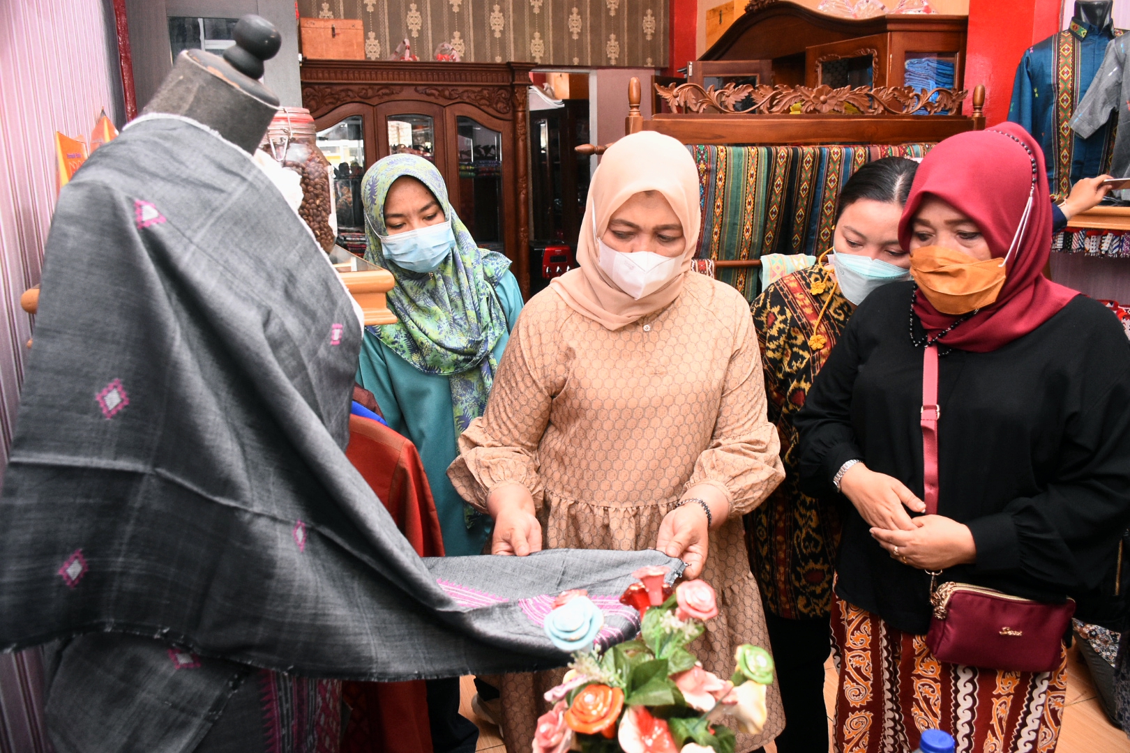 Nawal Ajak Dekranasda Kabupaten/Kota Beli dan  Gunakan Kain Tenun Daerah Sebagai Baju Dinas