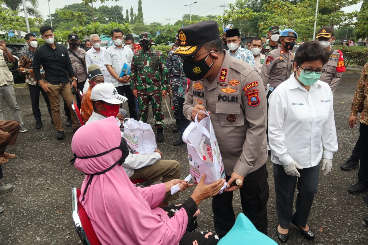 Poldasu Bagikan Sembako bagi Masyarakat