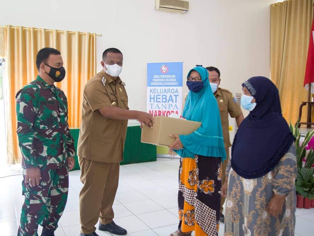 Berikan Penghargaan ke Bhabinsa dan Pemberian KTP Gratis