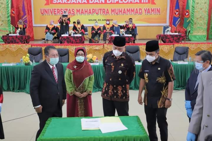 Gubernur Sumbar dan Wawako Solok  Hadiri Wisuda UMMY  KE-55