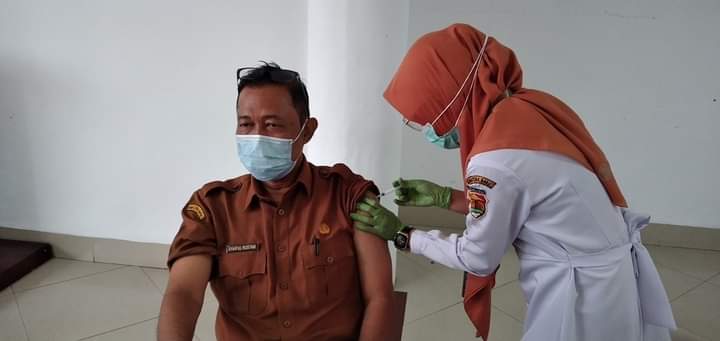 Sekda Kota Solok Ikuti Vaksinasi