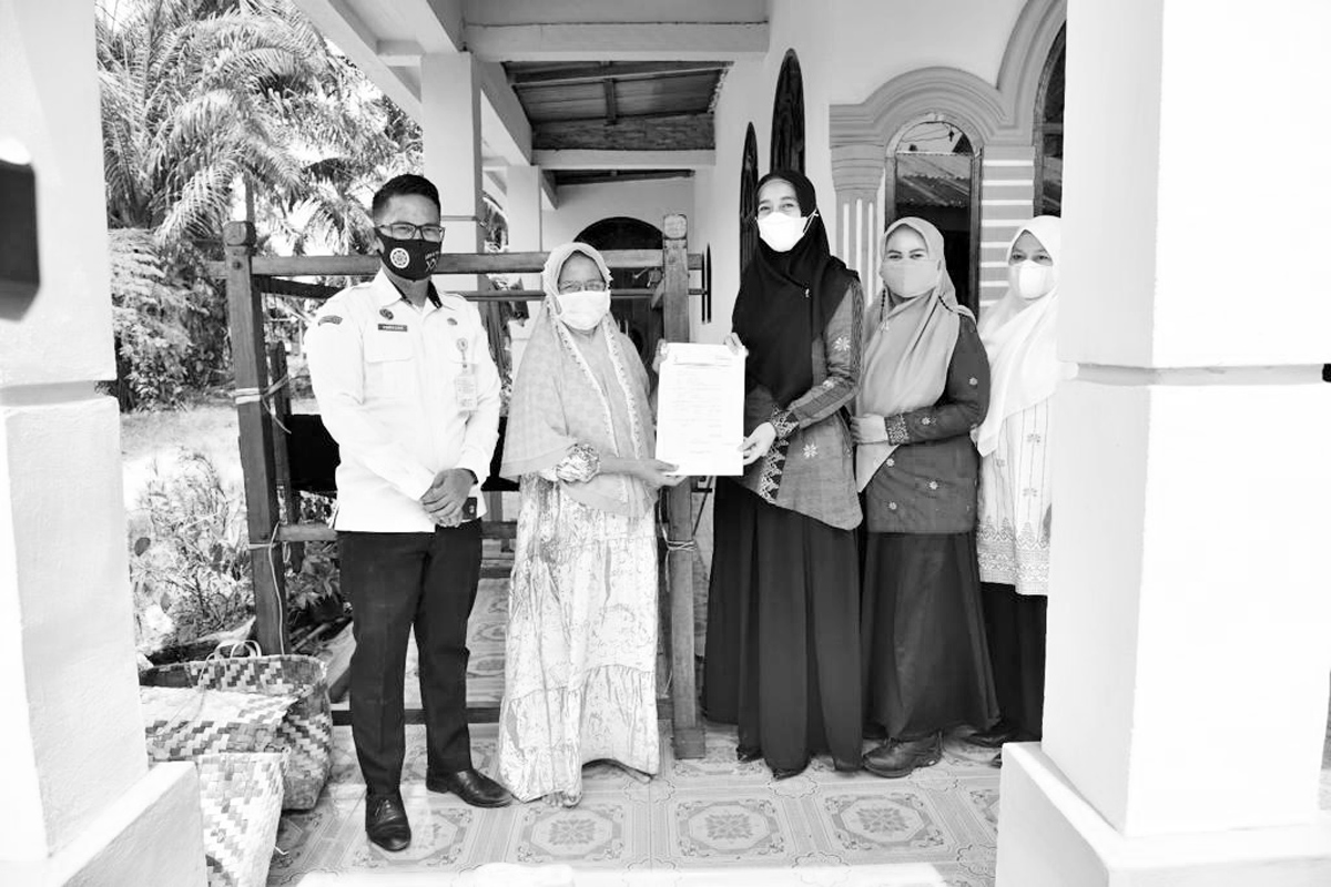 Ketua Dekranasda Bantu Pengrajin Tenun Batubara