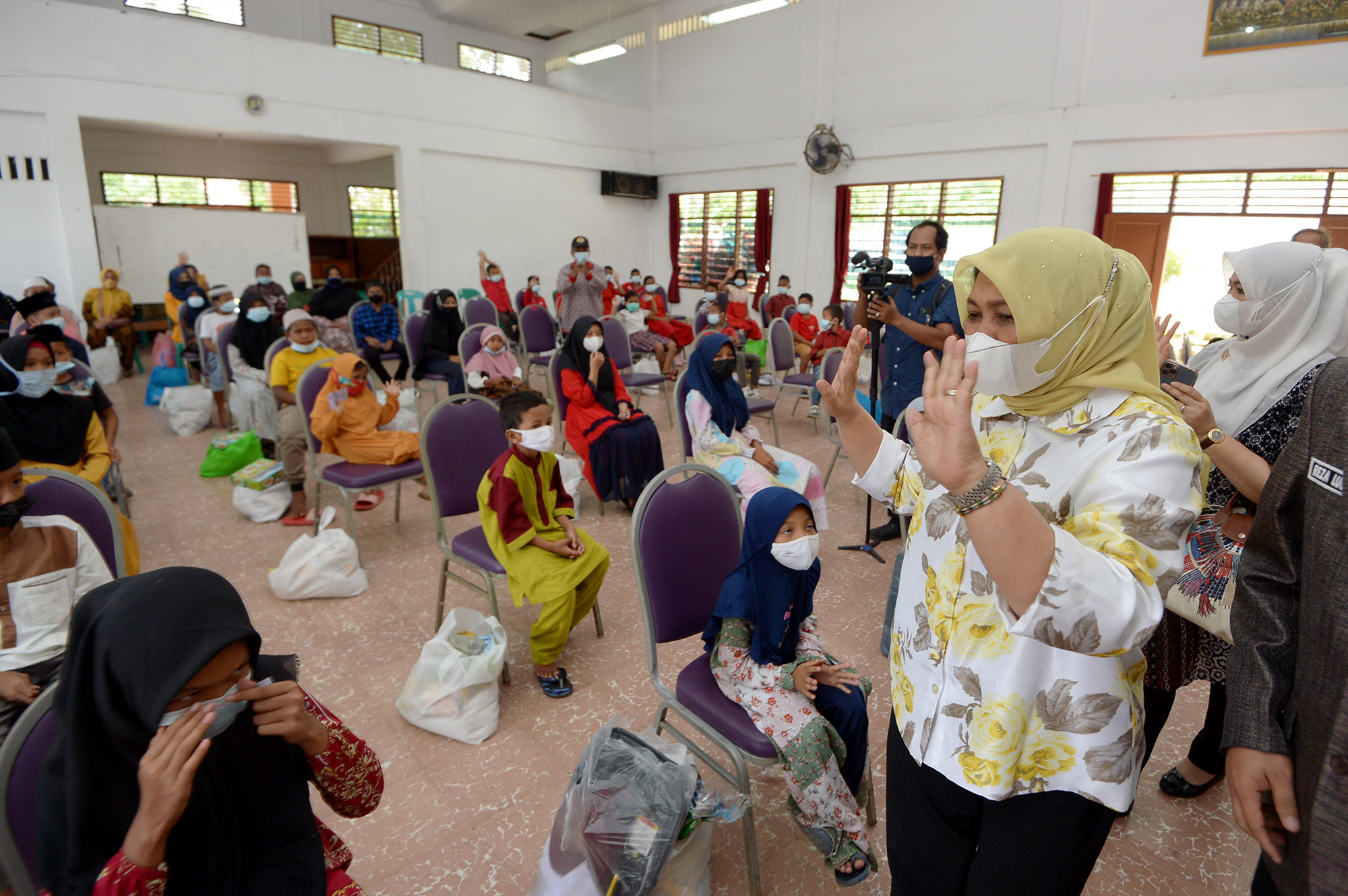 Nawal Beri Paket Bantuan Kepada  Anak Sekolah Dasar dan Panti Asuhan