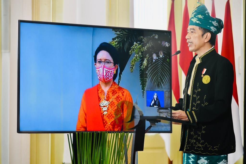 Kenakan Pakaian Adat Tanah Bumbu, Presiden Jokowi Pimpin Upacara Peringatan Hari Lahir Pancasila Tahun 2021