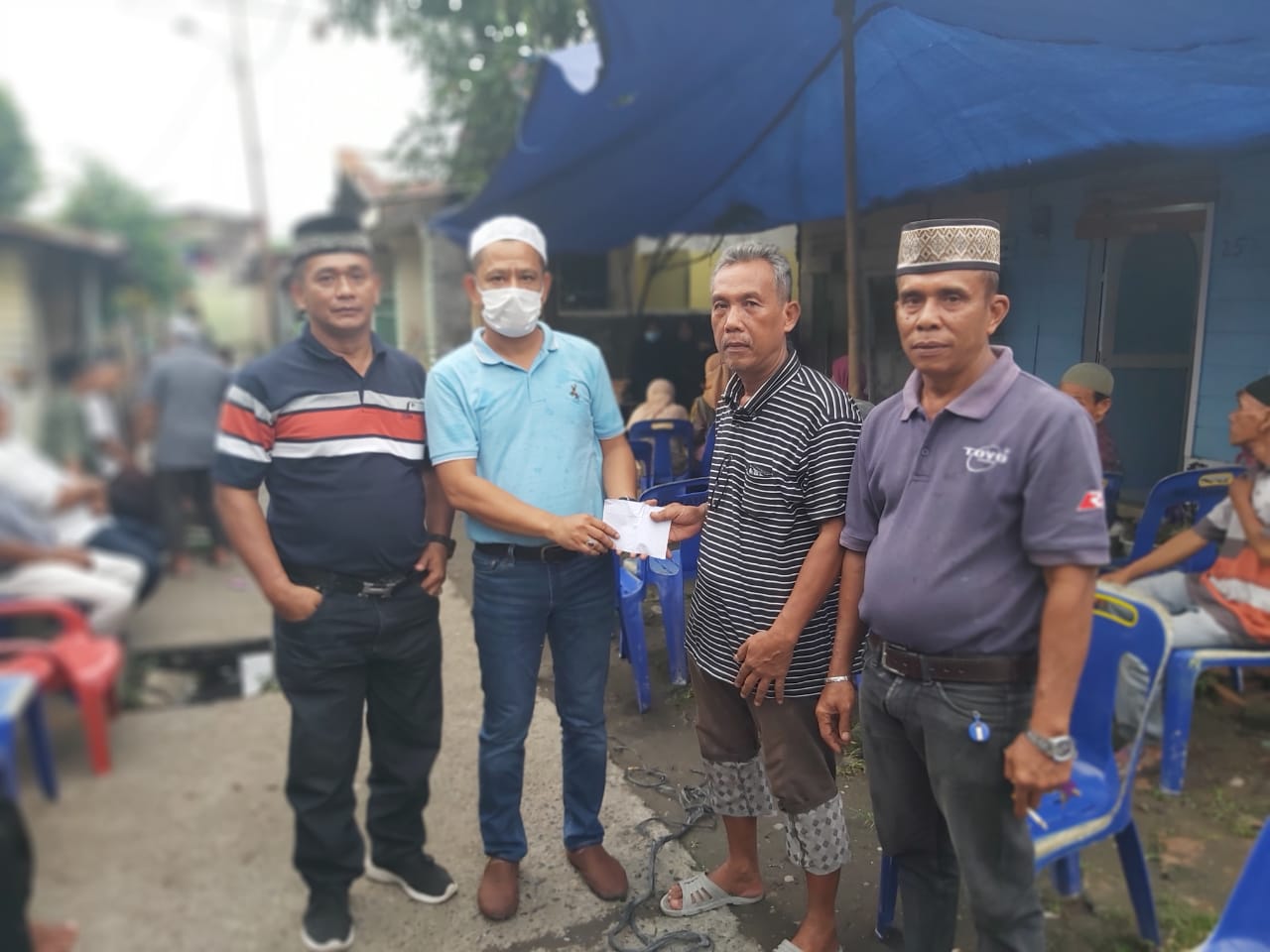 Melayat ke Rumah Duka Latifah Hanum dan Darman Tanjung, Ketua Pewarta Berikan Santunan