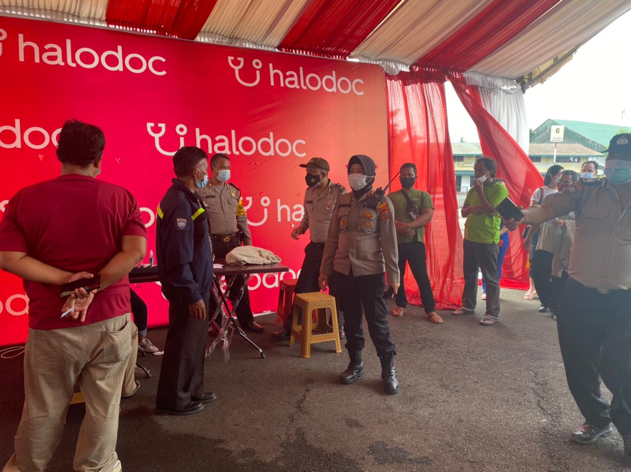 Polsek Patumbak Dampingi dan Fasilitasi Lansia Ikut Vaksinasi di Lanud Suwondo