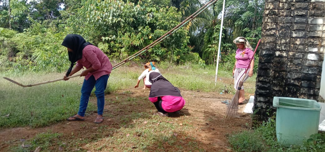 PL KB ADAKAN KEGIATAN GOTONG ROYONG DI LINGKUNGAN BALAI PENYULUHAN KB KECAMATAN PAGINDAR