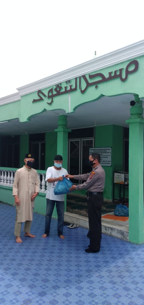 Polsek Medan Baru Jumat Barokah Bagikan 100 Bungkus Nasi di Mesjid Taqwa dan Masyarakat