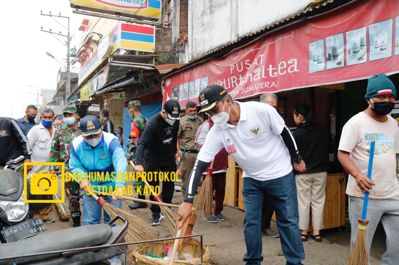 WAKIL BUPATI KARO MELAKSANAKAN KEGIATAN JUMAT BERSIH.