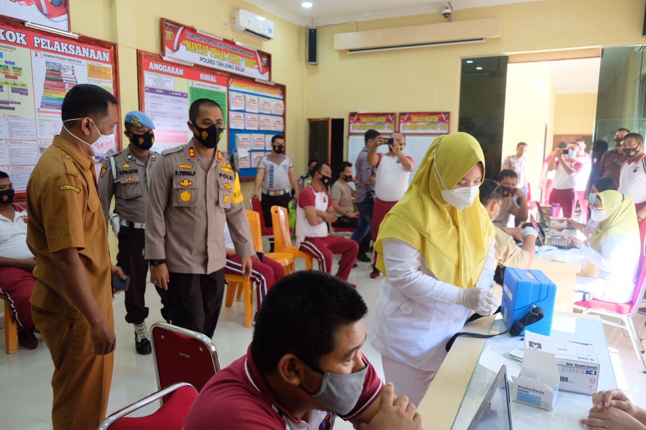 Memutus Matarantai Penyebaran Covid-19, Polres Tanjung Balai Terus Fasilitasi Vaksinasi Massal