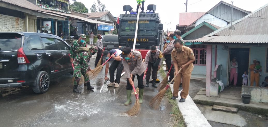 Sinergitas TNI - Polri Siram Desa di Kecamatan Namanteran yang Terpapar Abu Vulkanik Sinabung