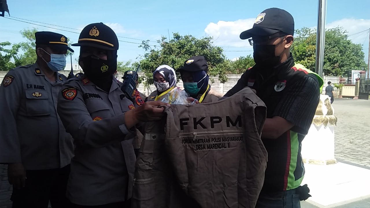 Untuk Membantu Kamtibmas Aman dan Kondusif, Polsek Patumbak Beri Perlengkapan Rompi Kepada 9 Anggota FKPM