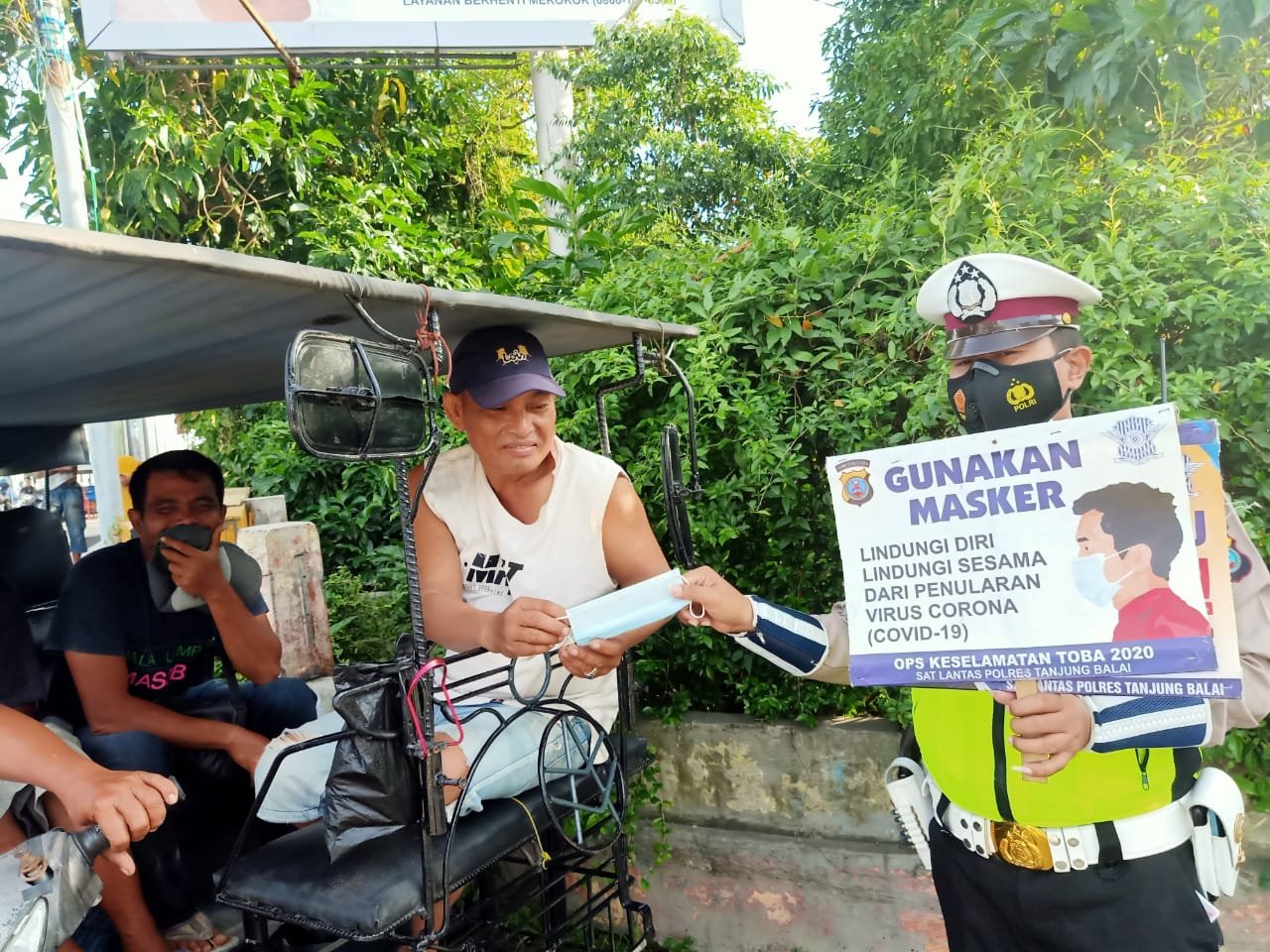 Sosialisasi Covid-19, Satlantas Polres Tanjung Balai Rutin Bagikan Masker Gratis kepada Pengguna Jalan