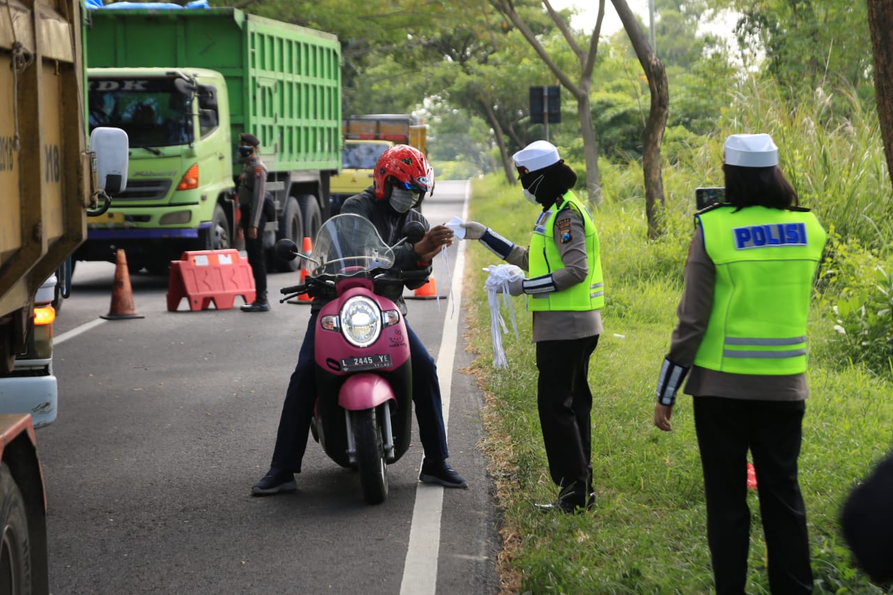 Bagikan Masker dan Sembako di Bangkalan Sembari Berikan Edukasi 5M