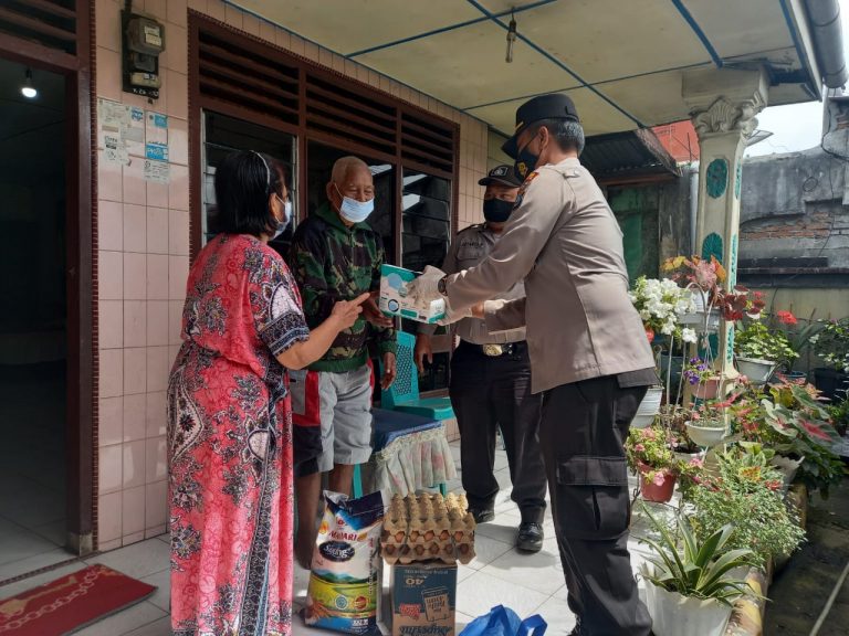 Polsek Tigapanah Berikan Bantuan Sembako Kepada Korban Covid 19 Saat Isolasi Mandiri