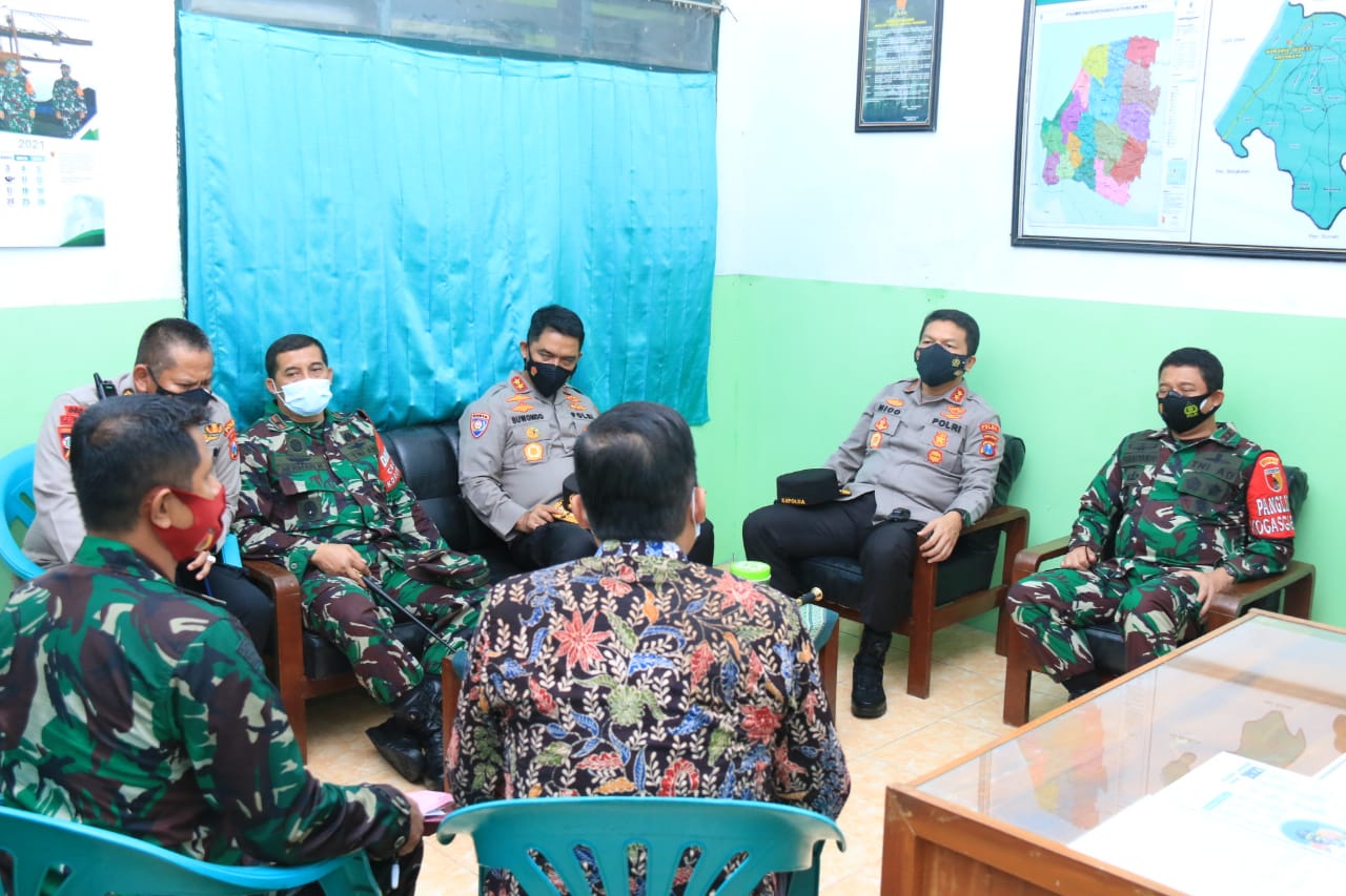 Pangdam V Brawijaya, Kapolda Jatim bersama Kakor Binmas Serta Forkopimda Pengecekan di Kecamatan Arosbaya