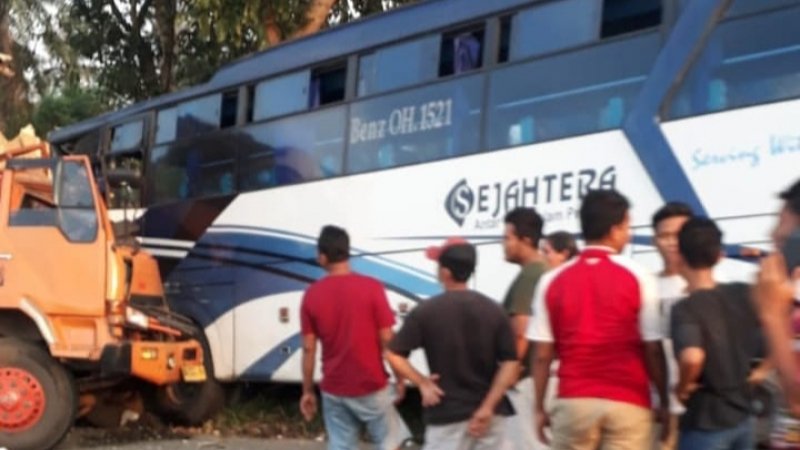 Bus Sejahtera dan Mobil Truk Box Tabrakan di Tol Tanjung Morawa, 1 Orang Tewas
