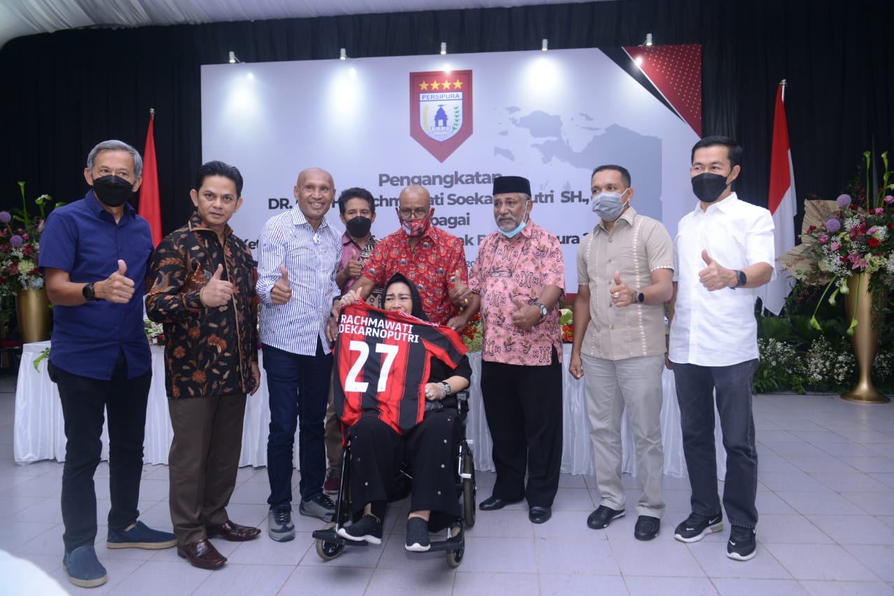 Rachmawati Soekarnoputri TerharuÂ  Menerima Kostum Persipura dari Walikota Jayapura