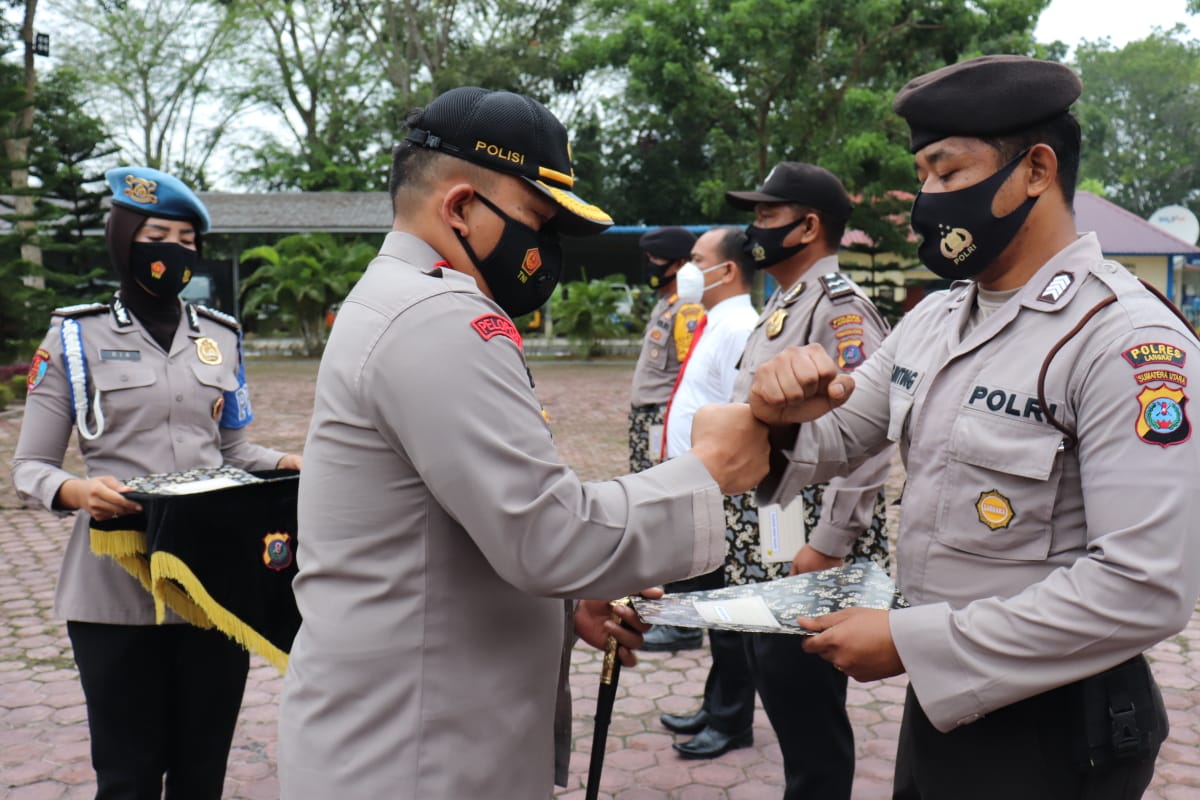 Kapolres Langkat Berikan Reward Kepada Personil Berprestasi