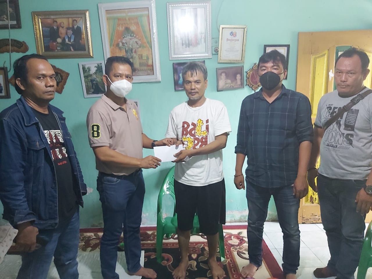 Peduli Rekan Seprofesi, Ketua Pewarta Polrestabes Medan Jenguk dan Berikan Santunan kepada Andi Arya Tirtayasa