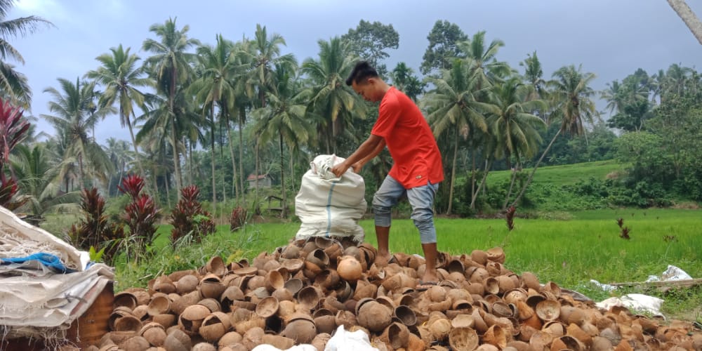 Aktivis Lingkungan Hidup Manfaatkan Batok Kelapa Menjadi Peluang Usaha