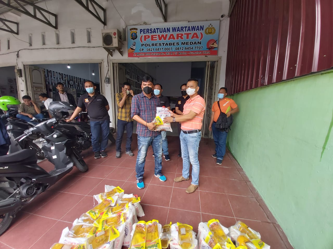 Tetap Jaga Prokes, Ketua Pewarta Kembali Gulirkan Sembako kepada Pengurus dan AnggotaÂ 