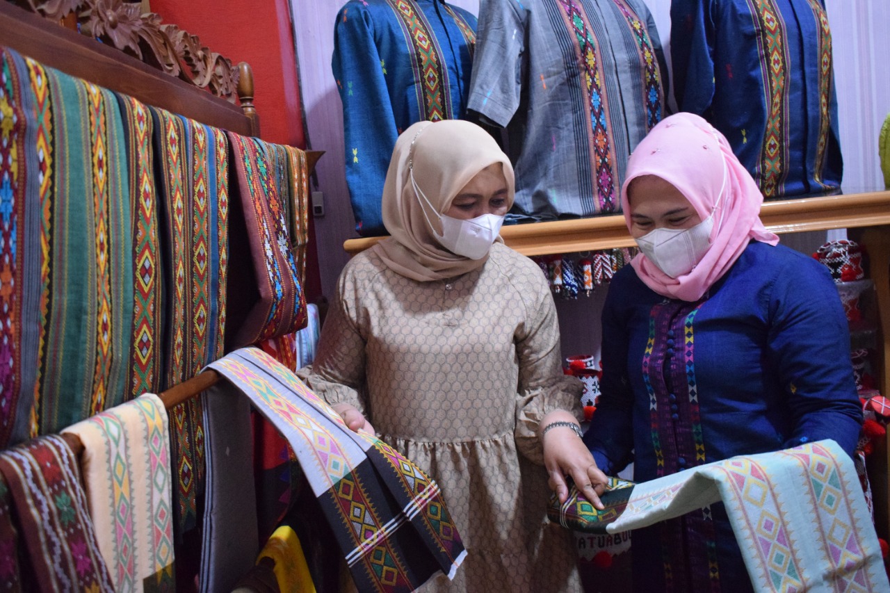 Ini Kata Nawal Soal Kain Tenun Tapsel