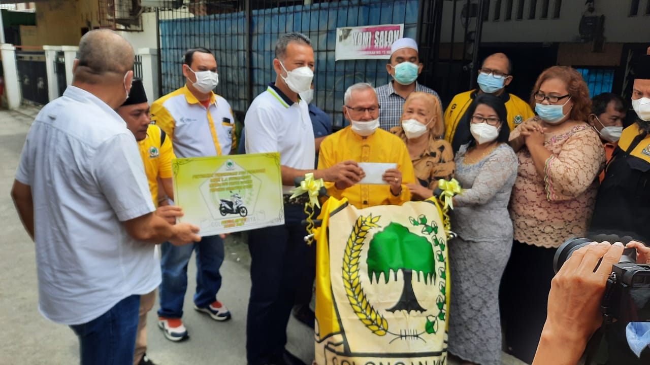 Mengabdi 57 Tahun, R.J Singarimbun Dapat Motor dari Ketua DPD Partai Golkar Sumut