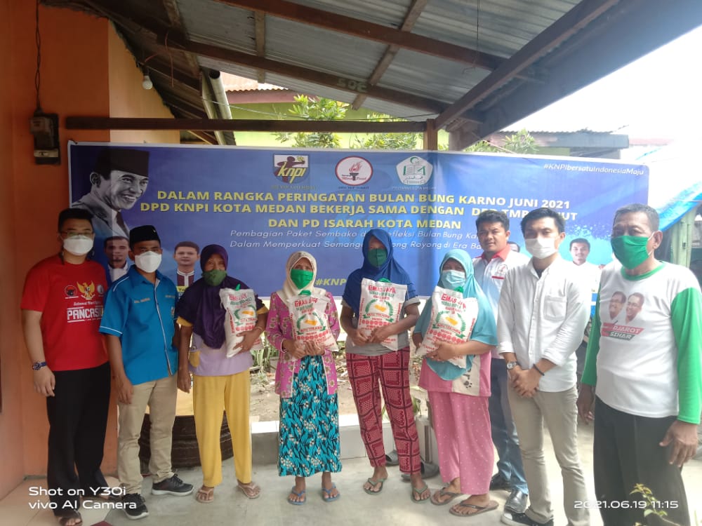 Momentum Bulan Bung Karno, DPD KNPI Kota Medan Berbagi Paket Sembako