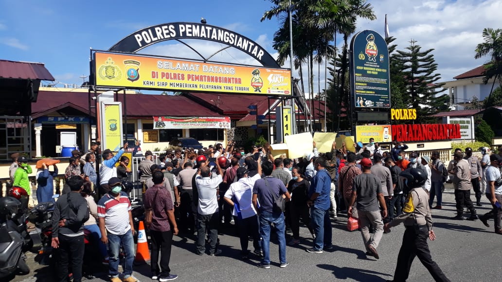 Ratusan Jurnalis Gelar Aksi di Depan Polres Pematang Siantar, Tangkap Pembunuh Marsal Harahap