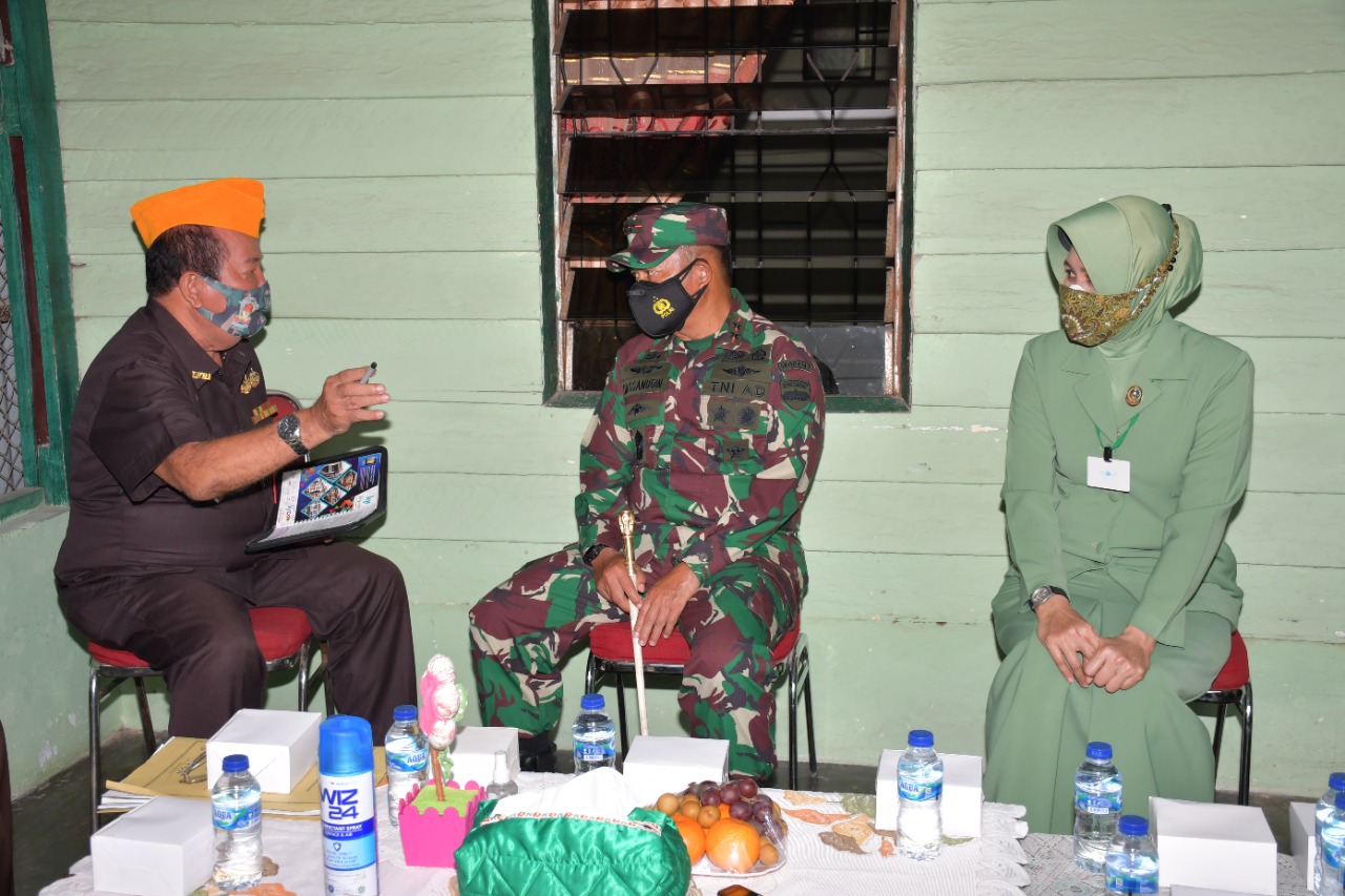 Pangdam I/BB Bersama Ketua Persit KCK Daerah I/BB Beri Hadiah HUT Kodam Bagi Veteran