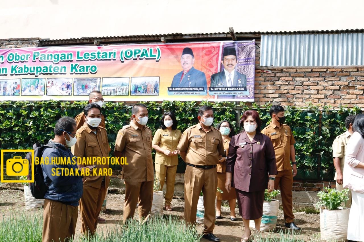 BUPATI KARO LAUNCHING TEMPAT PELAYANAN KESEHATAN HEWAN DAN PENYERAHAN POLIS ASURANSI USAHA TERNAK