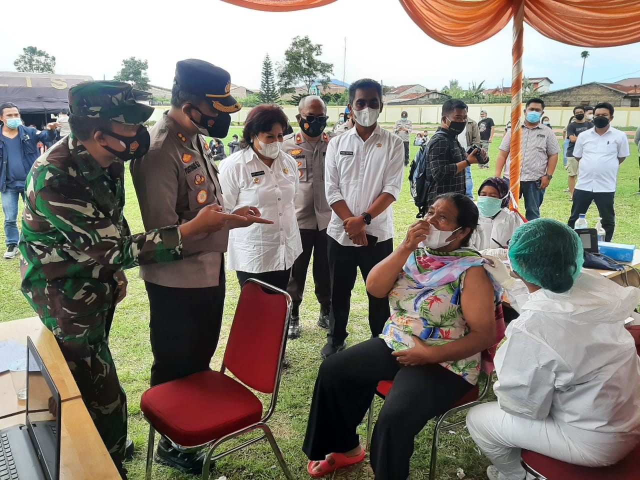 Kapolres Bersama Forkopimda Kabupaten Karo Melaksanakan Peninjauan Kegiatan Vaksinasi Massal