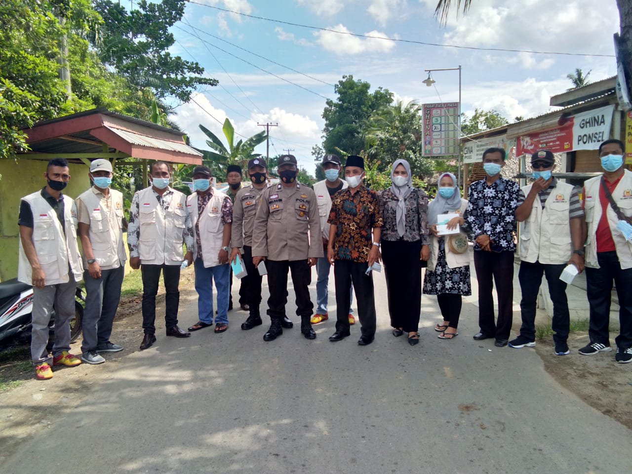 Relawan Covid 19 Desa Pasar Rawa Berbagi Masker, Sekaligus Himbau Masyarakat Patuhi Prokes