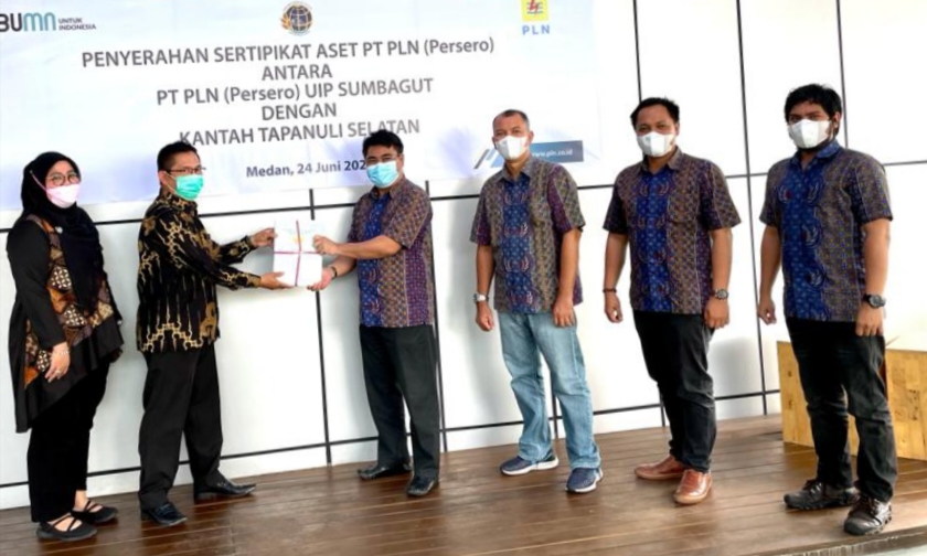 Lampaui Target, Kantah Tapsel Serahkan 221 Sertipikat Tanah PLN
