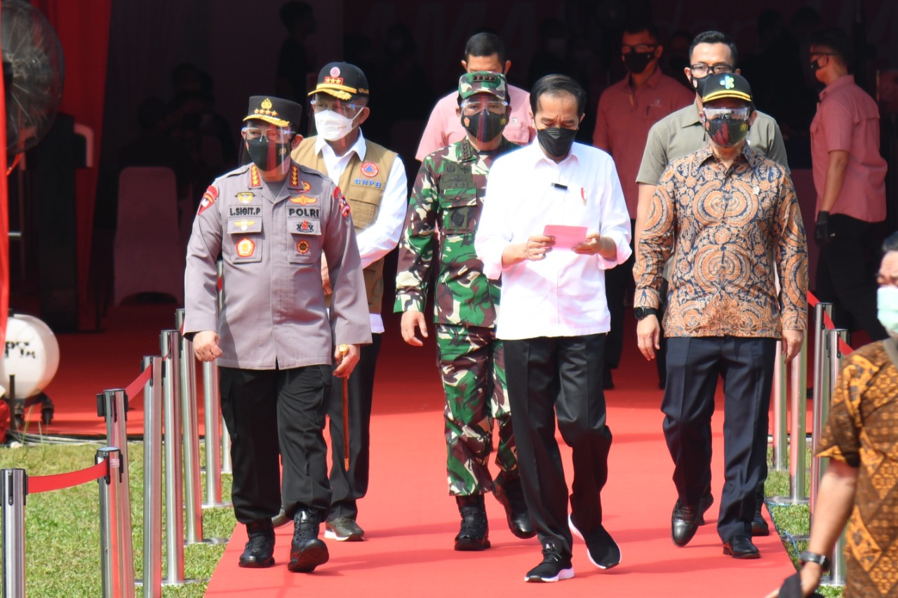 Presiden Jokowi Tinjau Vaksinasi Massal Jelang HUT Bhayangkara ke-75