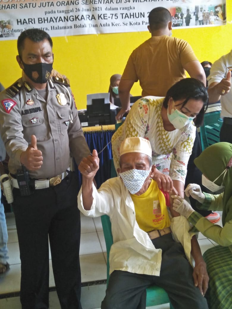 HUT BHAYANGKARA KE-75 TAHUN 2021 PROGRAM VAKSINASI SIDIMPUAN TENGGARA SANGAT ANTUSIAS