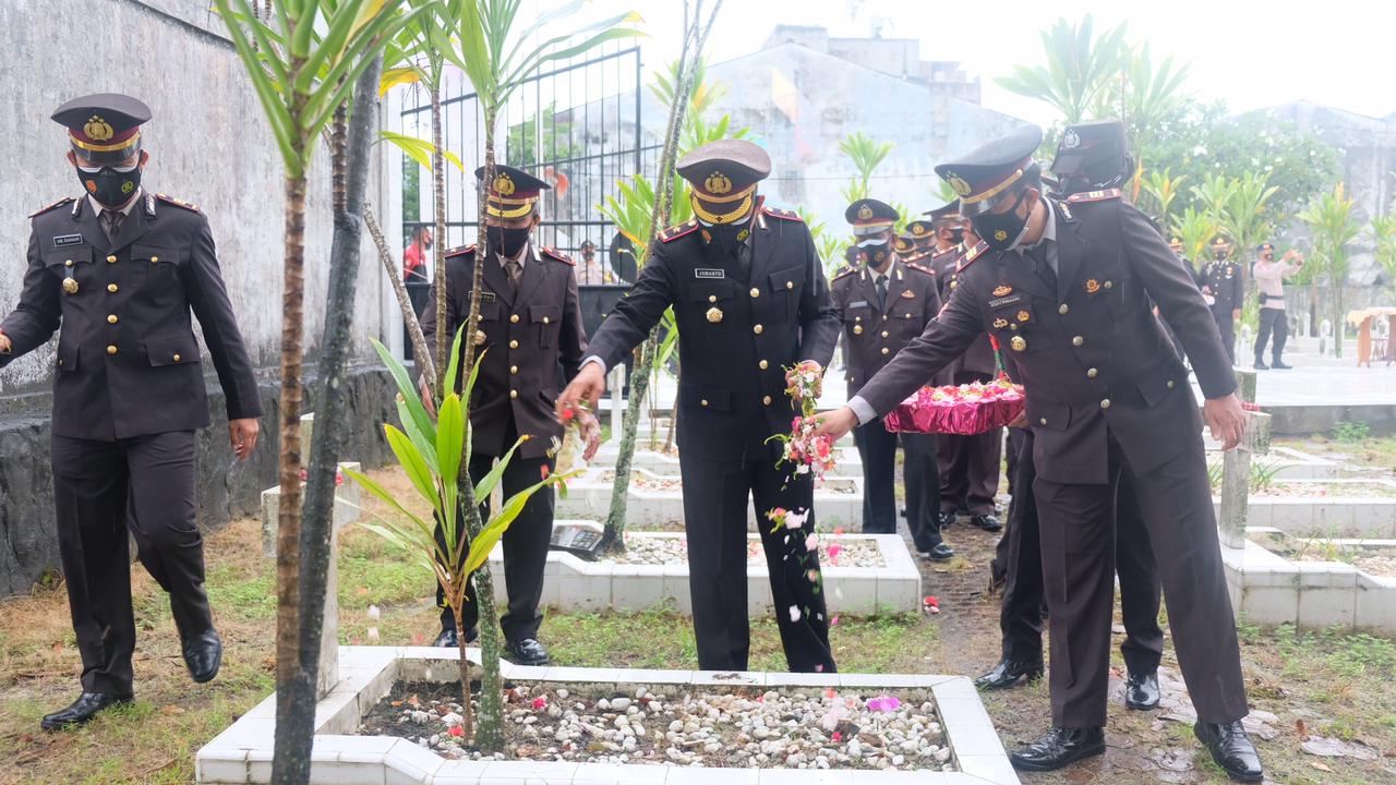 Peringati Hari Bhayangkara ke-75, Polres Tanjung Balai Ziarah Rombongan di Taman Makam Pahlawan