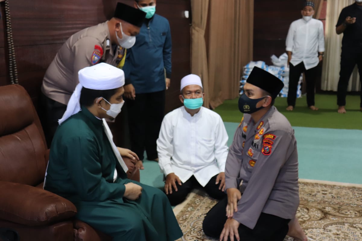 Kapolres Langkat Jalin Silaturahmi Temui Tuan Guru Babusalam