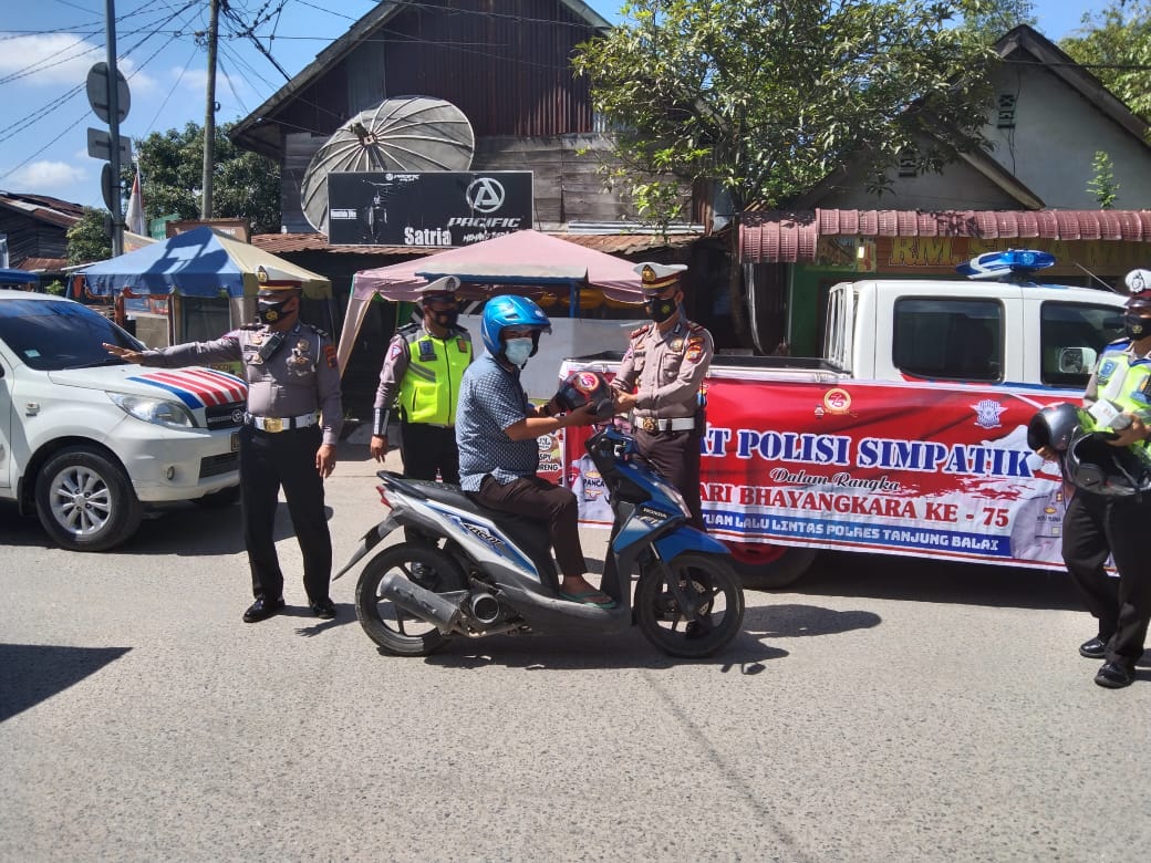 Sambut HUT Bhayangkara ke 75, Satlantas Polres Tanjung Balai Bagikan Helm Gratis