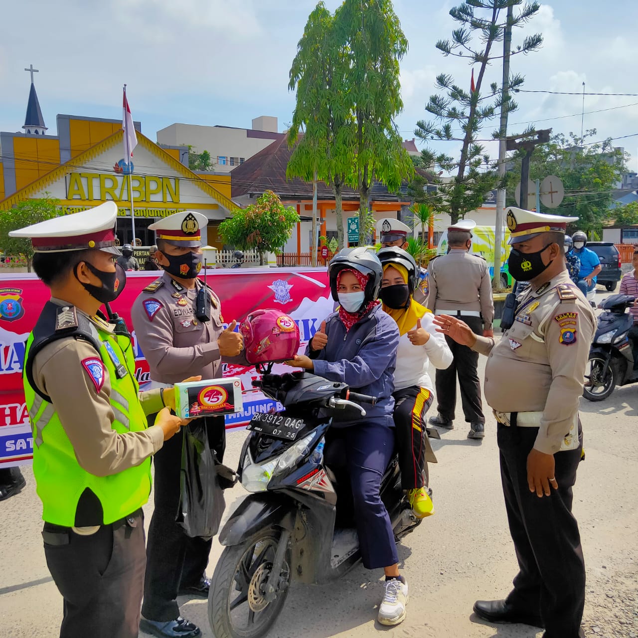 Menyong Hari Bhayangkara ke-75, Sat Lantas Polres Tanjung Balai Bagikan Helm Gratis dan APD