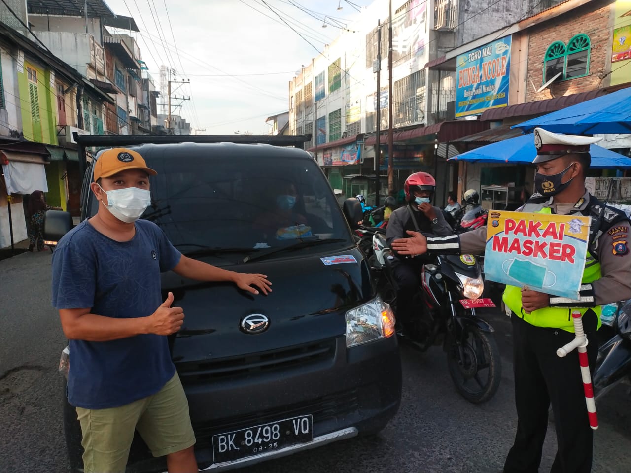 Polres Tajung Balai Rutin Cegah Covid-19 dengan Menempelkan Stiker 