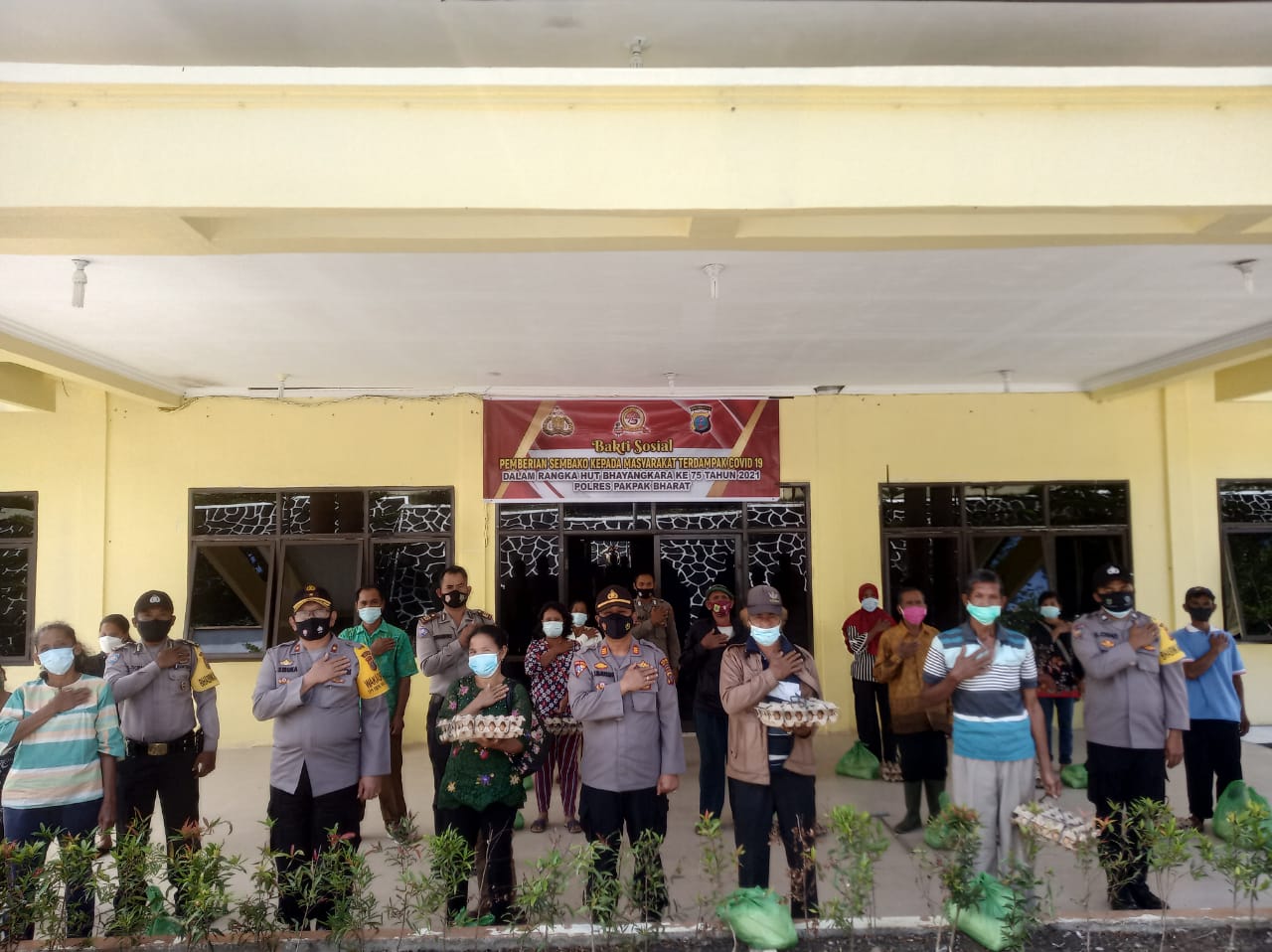 Menyambut HUT Bhayabgkara Ke - 75, Polres Pakpak Bharat Bagikan Paket Sembako Kepada Masyarakat