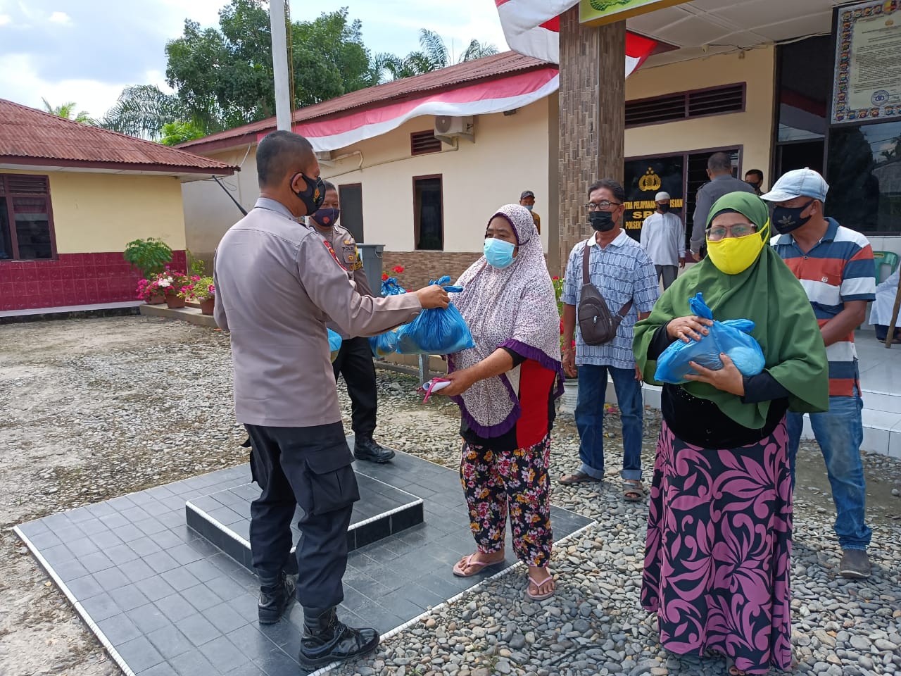 Sambut Hari Bhayangkara ke-75, Polres Tanjungbalai Bagi-bagi Paket Sembako