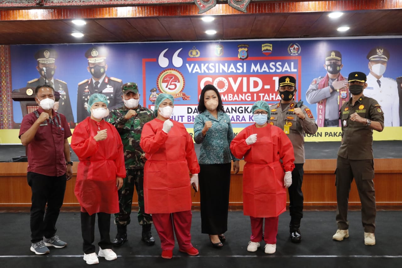 Polres Taput Vaksinasi Massal Petugas Publik dan Lansia