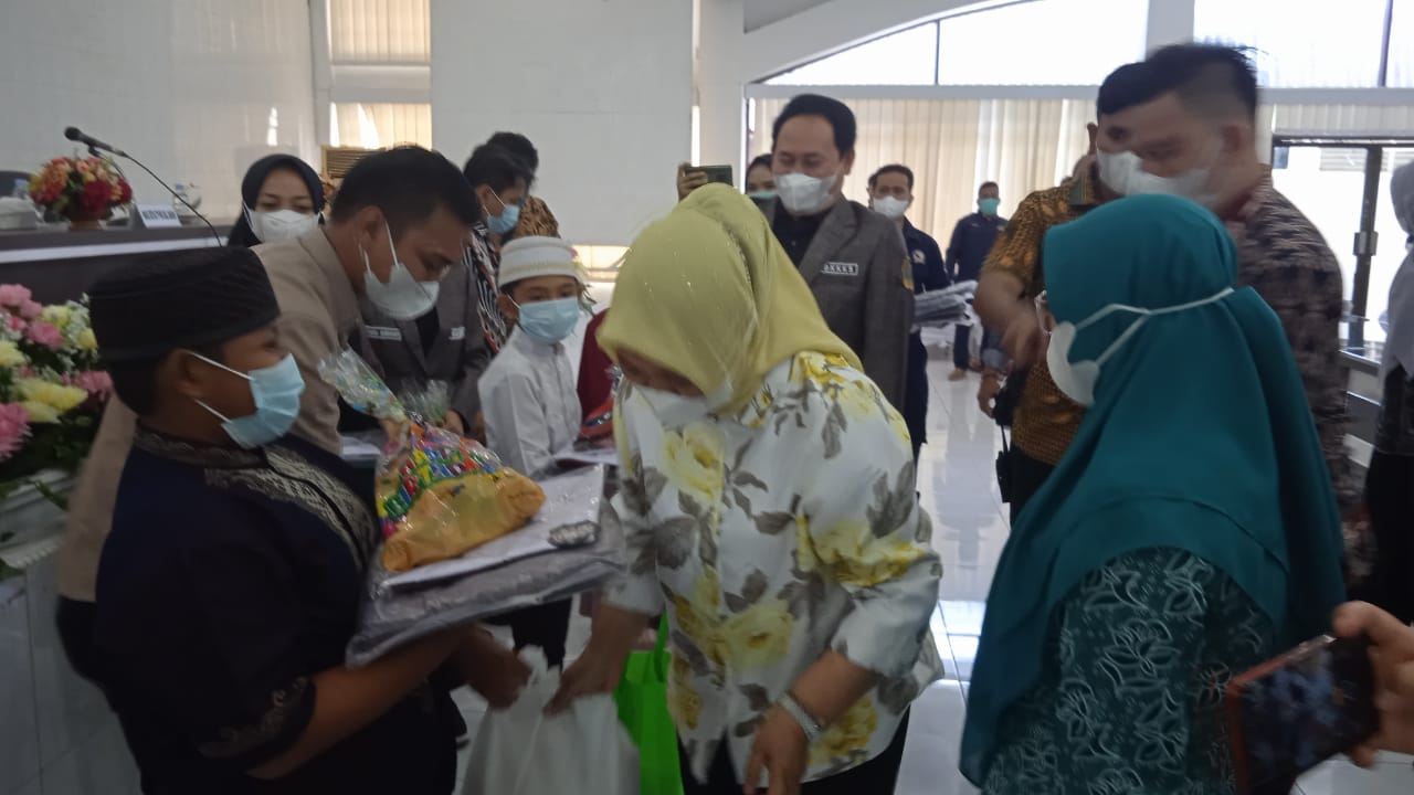 BK3S Provsu Bantu Perlengkapan Sekolah dan Sembako 60 Siswa/i SD