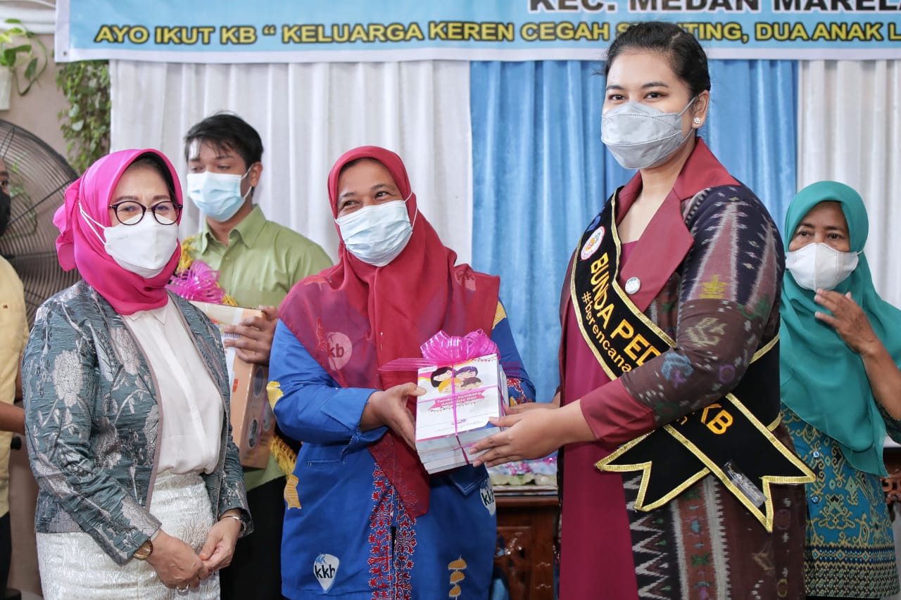 Ketua TP PKK Kota Medan Serahkan Alkes Dalam Rangka Harganas ke XXVIII